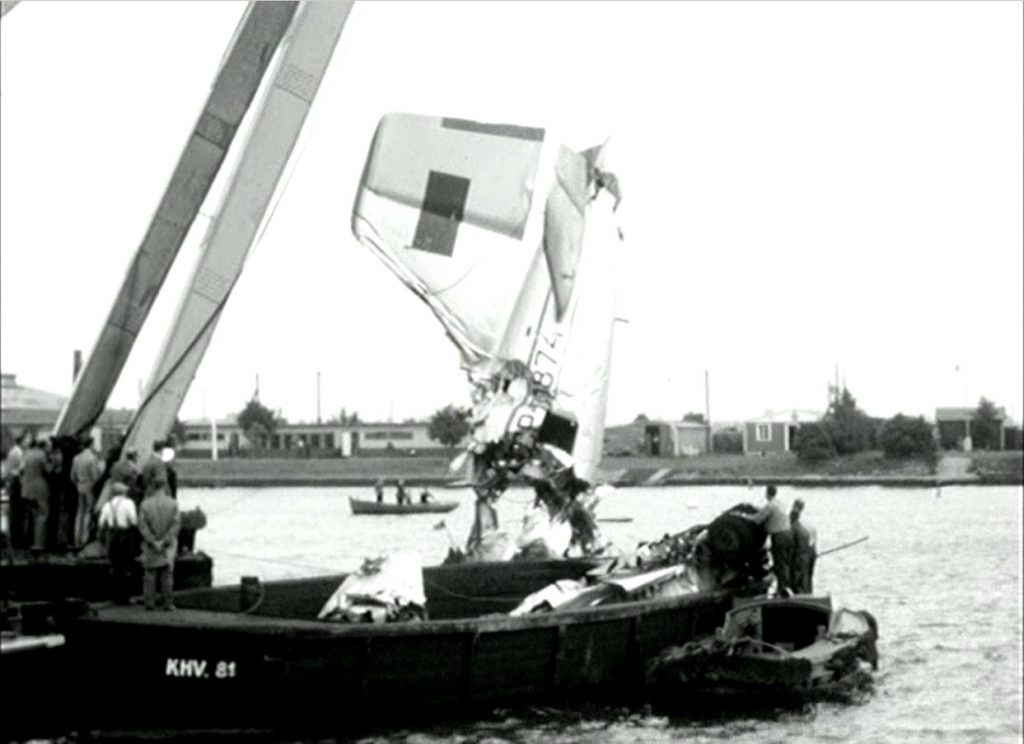 Haleroret fra det sovjetiske fly bliver bjærget i Københavns Havn
